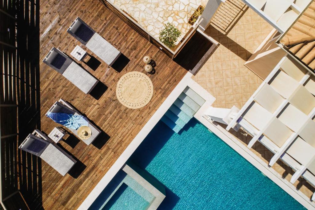 una vista sulla piscina in una camera d'albergo di Villa Elithea a Éxo Khóra