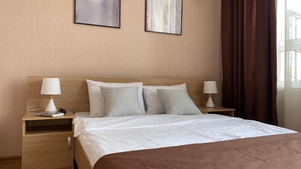 Un pat sau paturi într-o cameră la Hotel Aviator