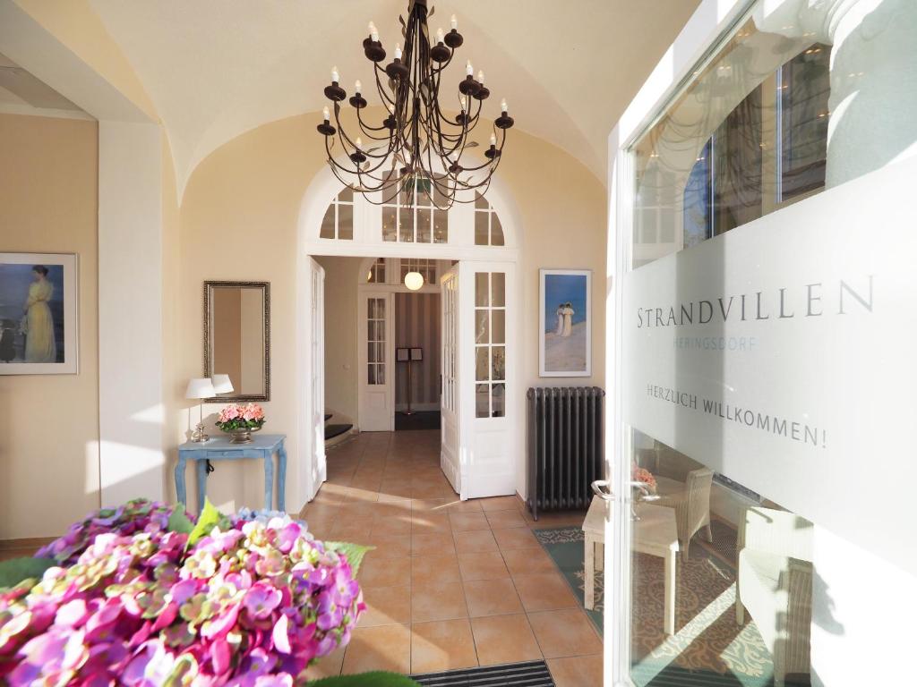 a store window with a bunch of flowers and a chandelier at Strandvillen Heringsdorf in Heringsdorf