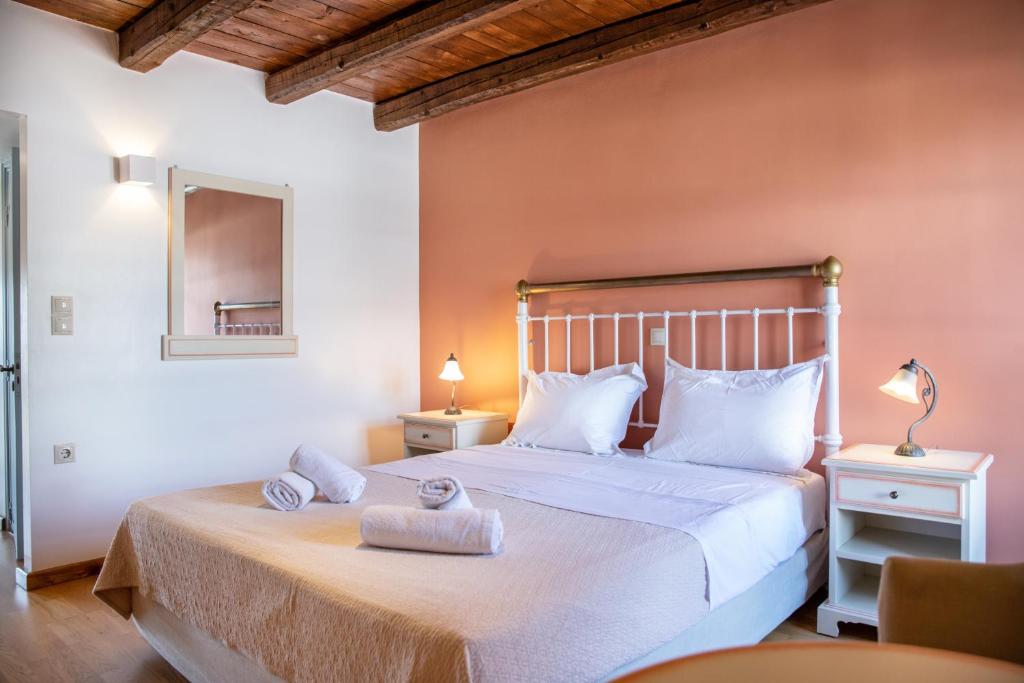 Postel nebo postele na pokoji v ubytování Trapela Areopolis, Boutique Hotel