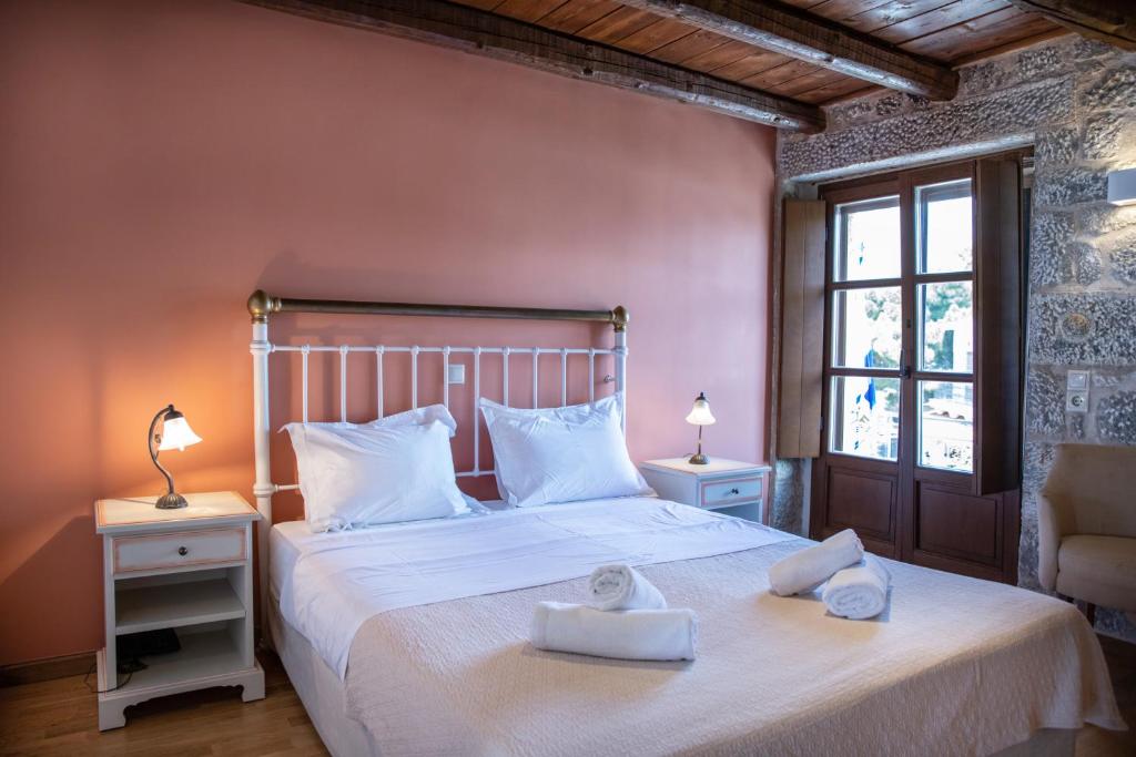 Postel nebo postele na pokoji v ubytování Trapela Areopolis, Boutique Hotel