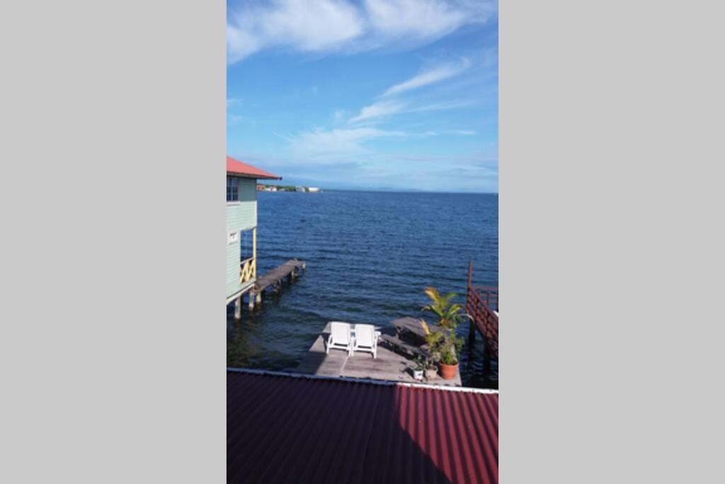 vistas al océano desde el balcón de una casa en Urania House, en Bocas Town