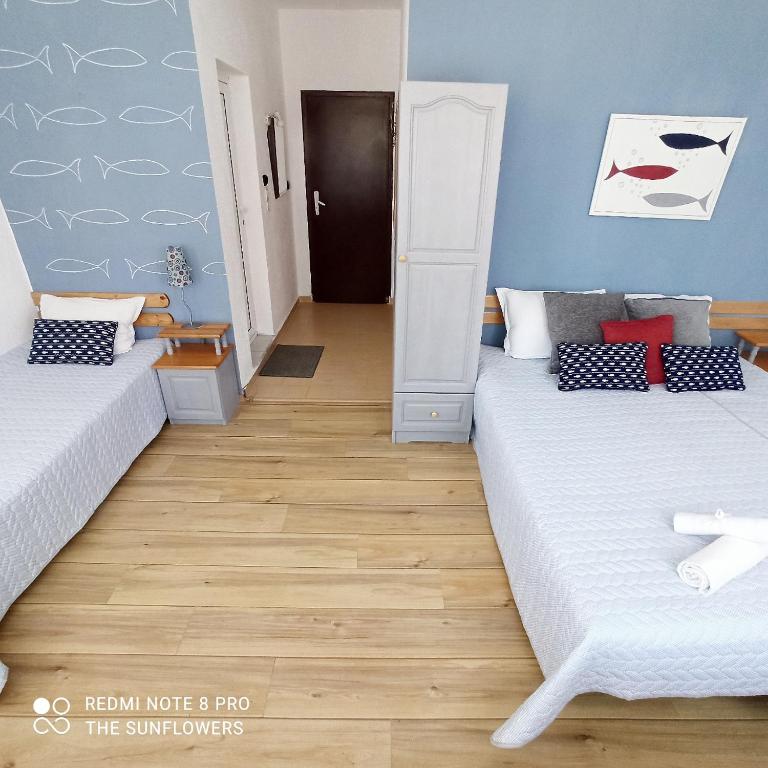 A bed or beds in a room at Guest House Sunflowers