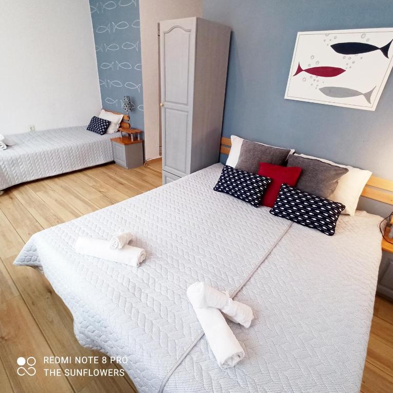 A bed or beds in a room at Guest House Sunflowers