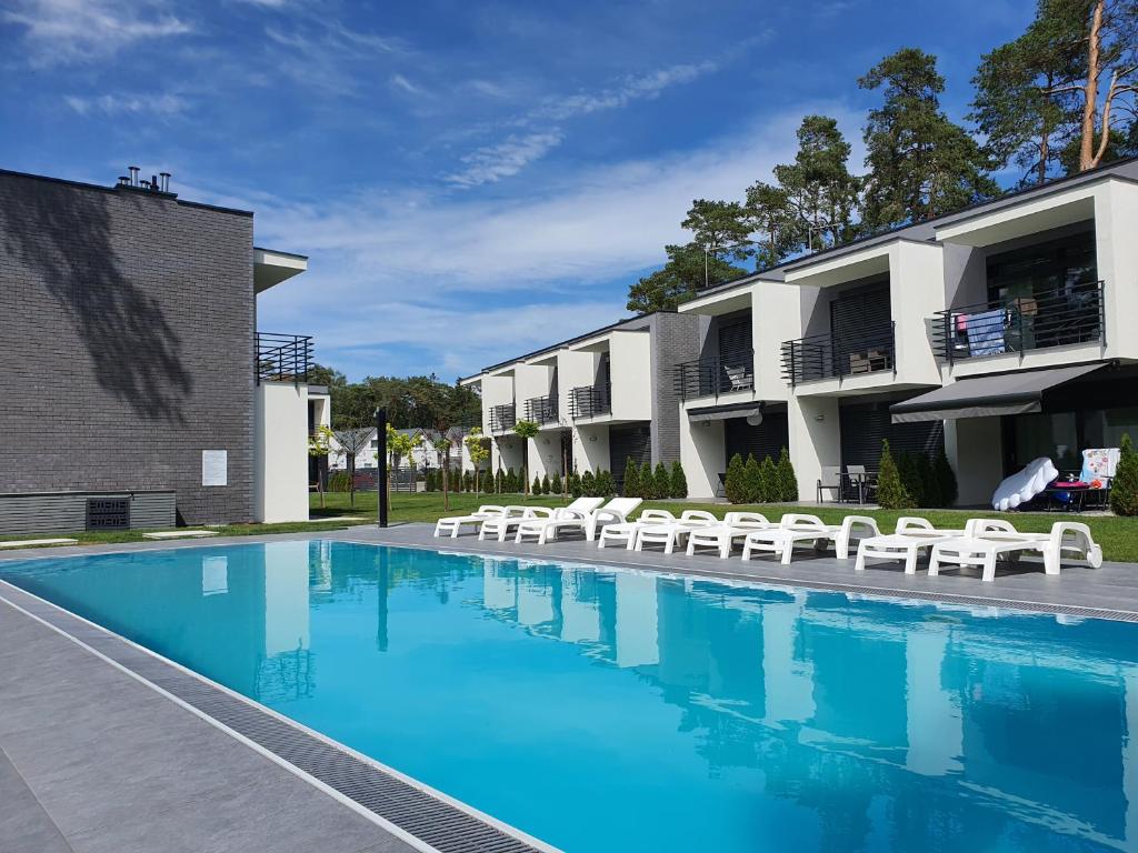 Bazén v ubytovaní AZURE Apartament Pobierowo alebo v jeho blízkosti