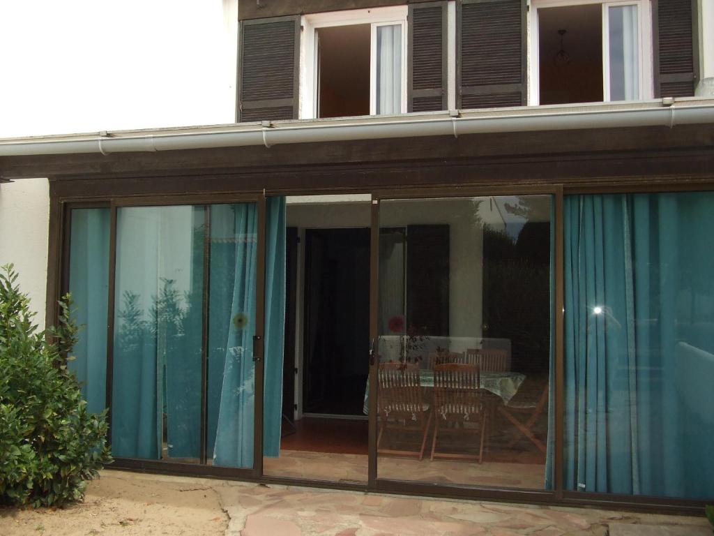 una extensión de una casa con puertas correderas de cristal en villa plein sud 200 mètres de la plage en Saint-Jean-de-Monts