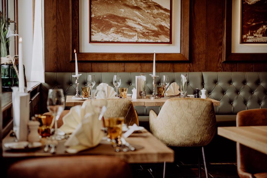 een eetkamer met een tafel met glazen erop bij EUROPÄISCHER HOF Aktivhotel & Spa - ehemals CESTA GRAND in Bad Gastein