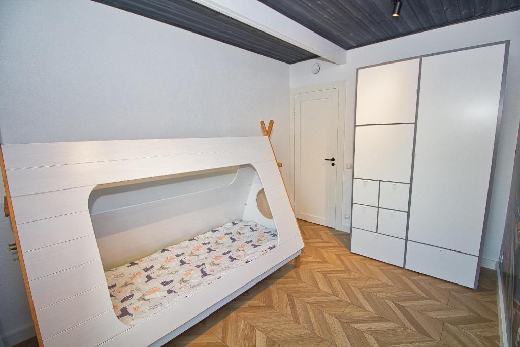 Postel nebo postele na pokoji v ubytování Casa Monkey Pärnu with sauna and terrace