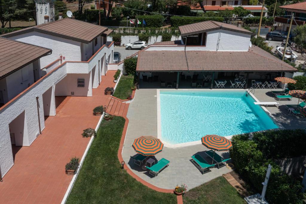 Bazén v ubytování Elba Island Resort Pool & Tennis nebo v jeho okolí