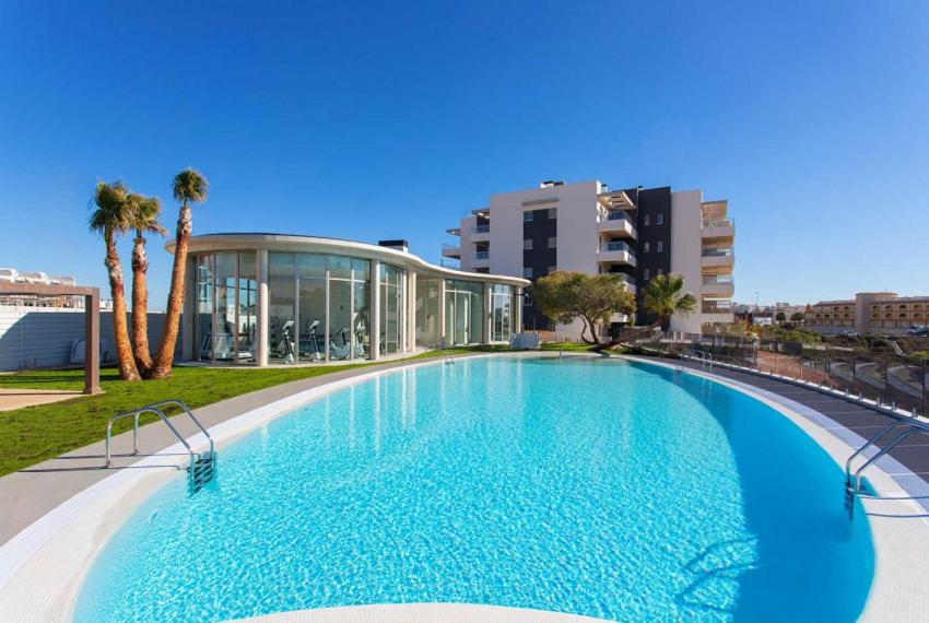 una gran piscina frente a un edificio en Greenhills La Zenia luxe penthouse 5 pers Orihuela, en Los Dolses