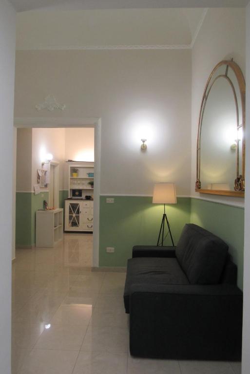 カターニアにあるA casa di Milenaのリビングルーム(黒いソファ付)、キッチン