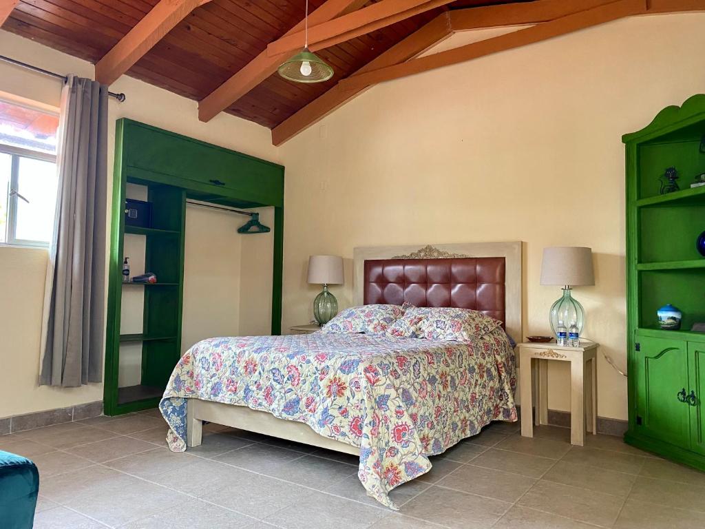 a bedroom with a bed and a green cabinet at Habitación agradable in Comitán