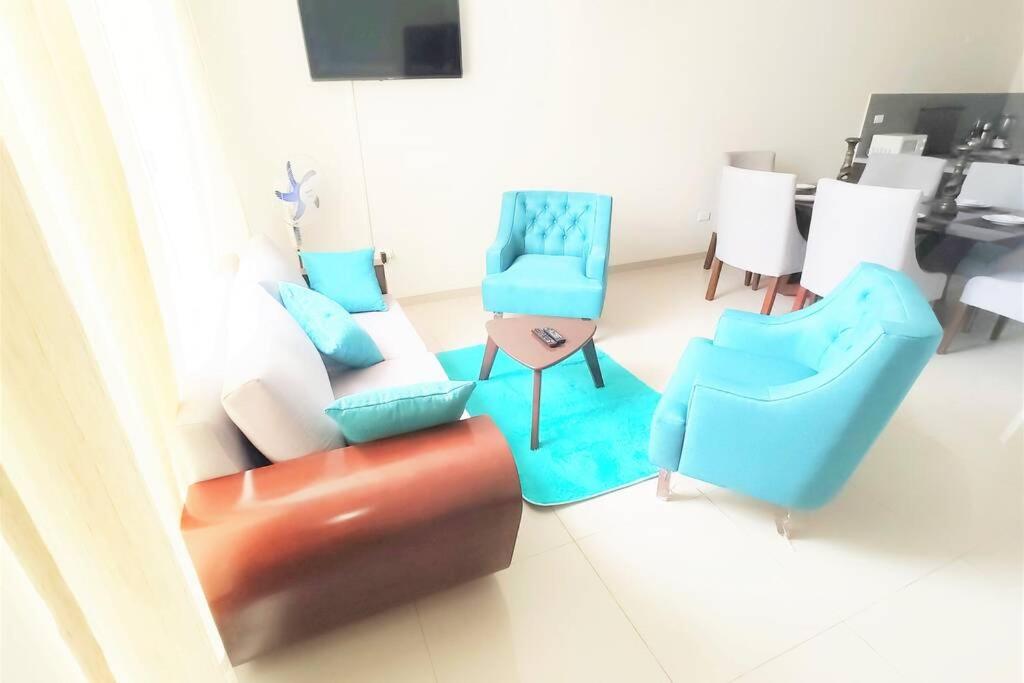 聖克魯斯的住宿－Mi casa, su casa - Moderno y Chic.，客厅配有沙发、椅子和桌子