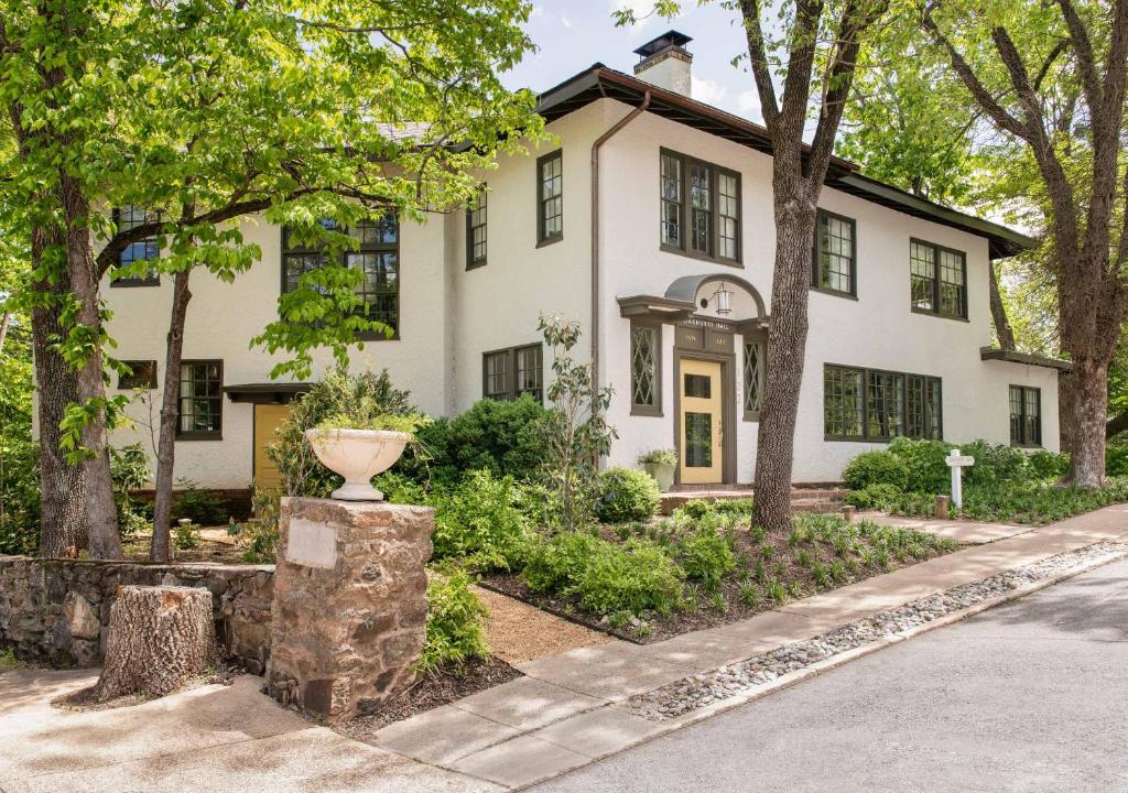 Oakhurst Inn at the University photo