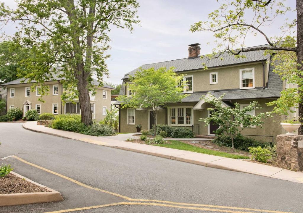 Oakhurst Inn at the University photo