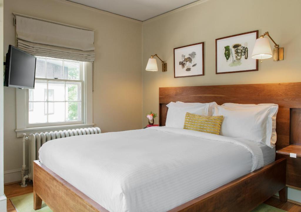 Oakhurst Inn at the University photo