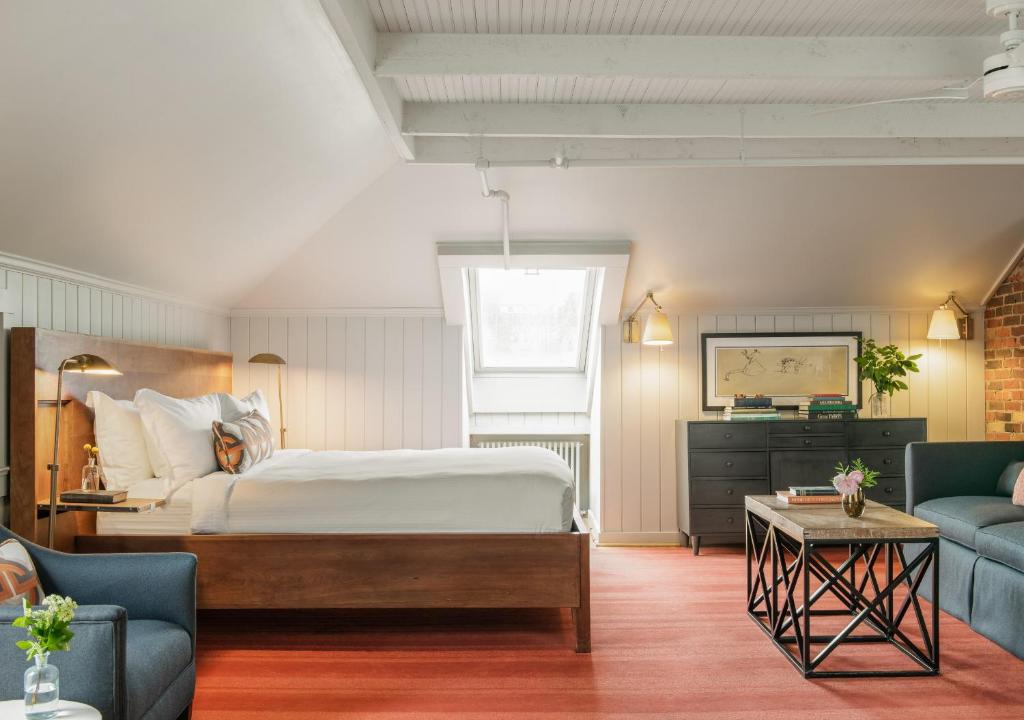 Oakhurst Inn at the University photo