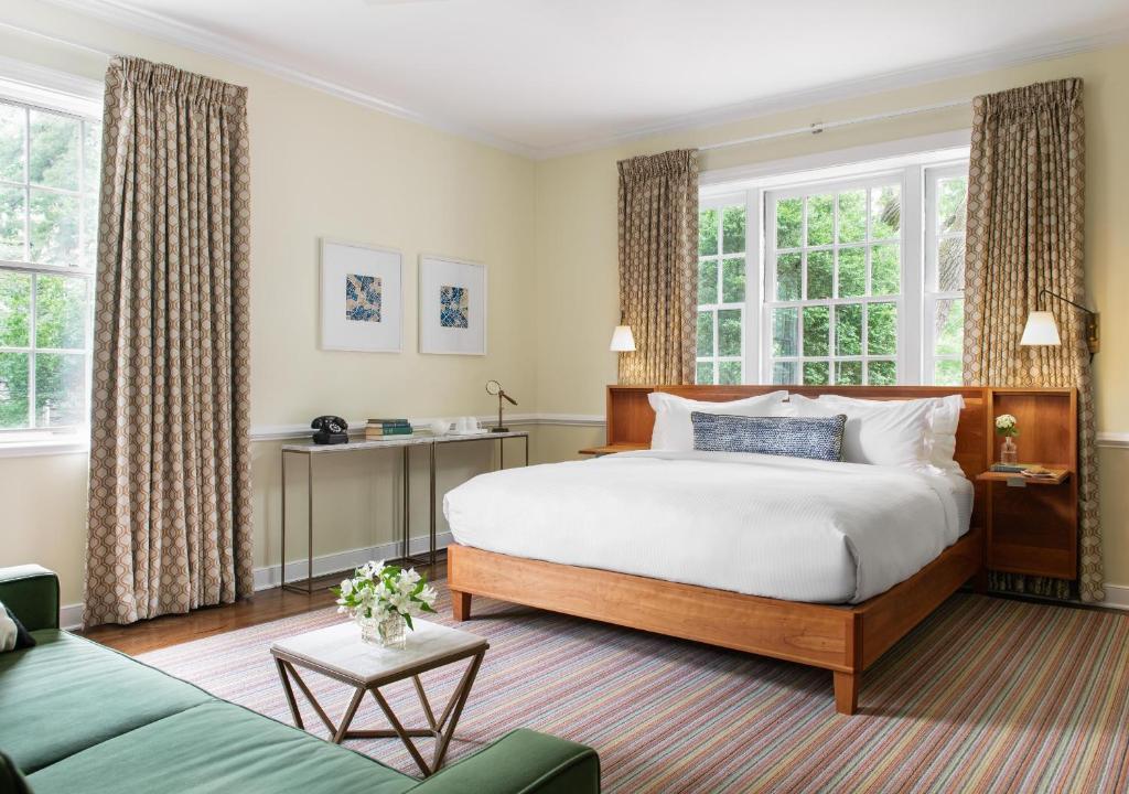 Oakhurst Inn at the University photo