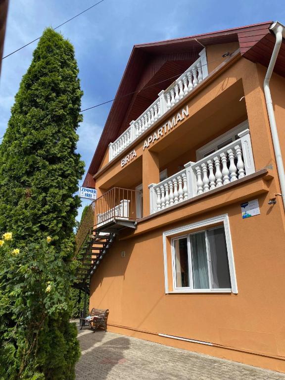 Budova, kde se aparthotel nachází