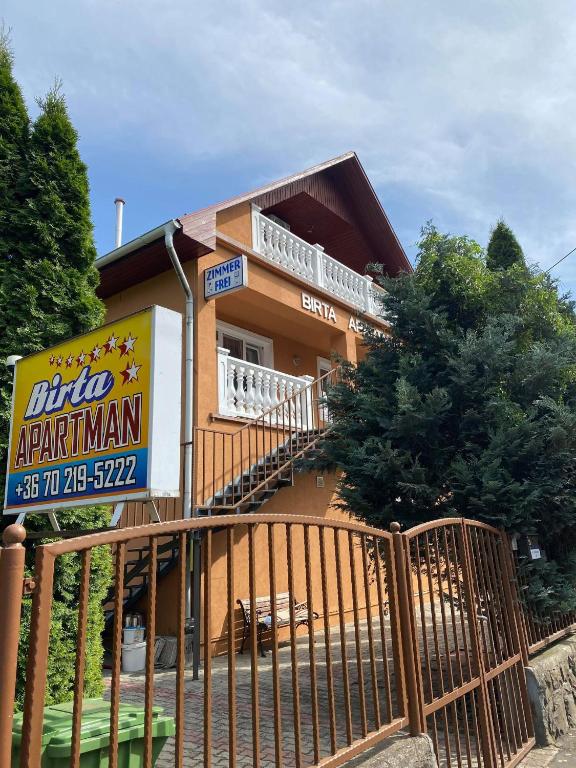 Budova, kde se aparthotel nachází