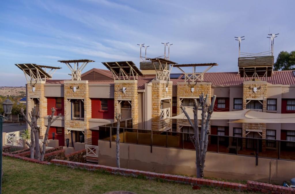 ein großes Gebäude mit vielen Fenstern in der Unterkunft Bloem Spa Hotel & Conference in Bloemfontein