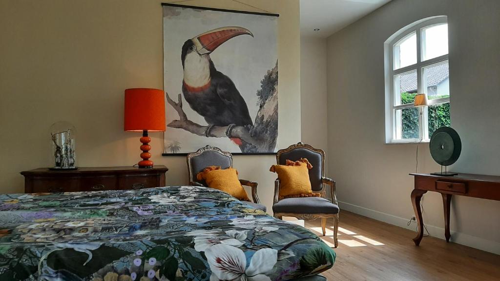 a bedroom with a bed and a painting on the wall at Casa di Fiore in Ospel