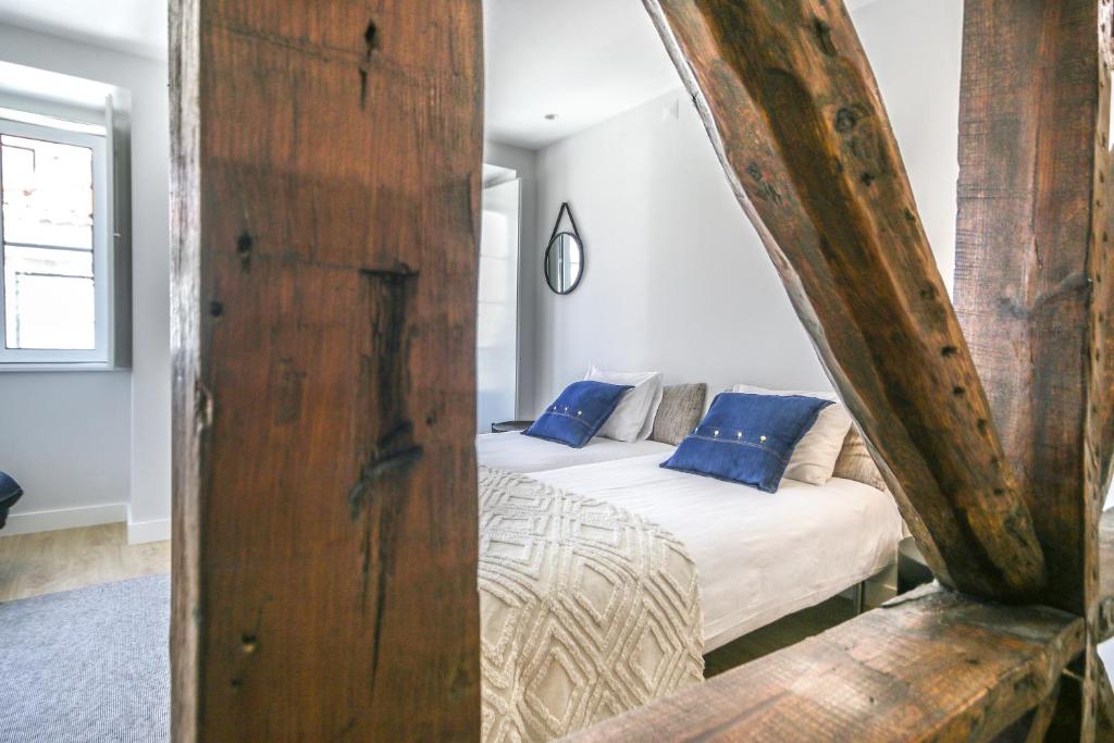 Bairro House Lisbon Charming Suites - 阳台上的高级双胞胎房间