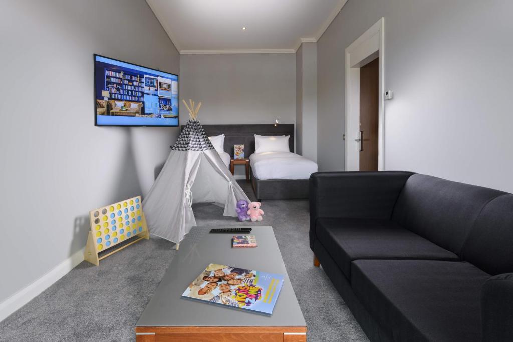 TV a/nebo společenská místnost v ubytování Shearwater Hotel & Spa