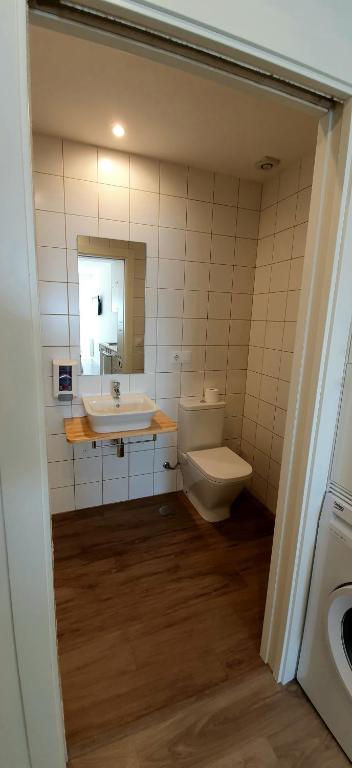 A bathroom at Apartamentos Costa da Morte Muxia