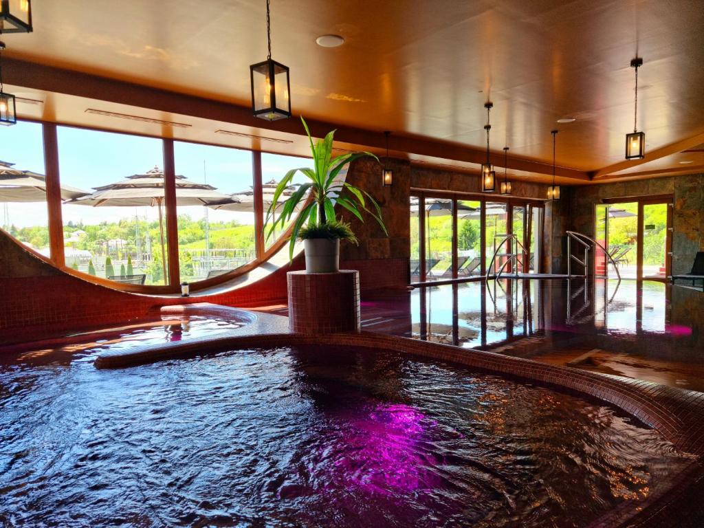 Bazén v ubytování Allure Healthy Hotel & Spa nebo v jeho okolí