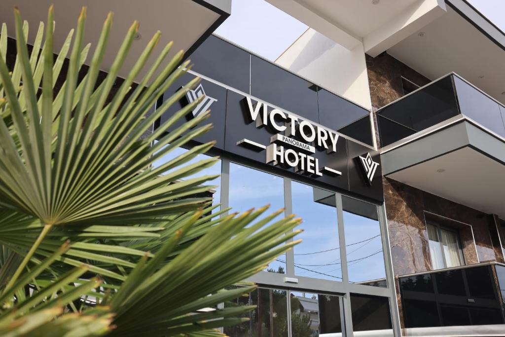 een hotelbord voor een gebouw bij Victory Panorama in Kallithea