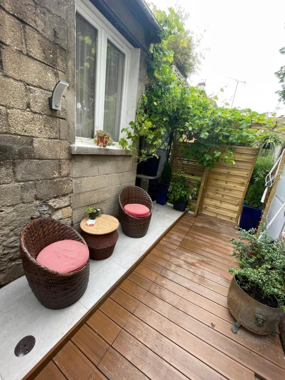 a patio with three chairs and a table and a window at Studio indépendant de 25m2 in Vitry-sur-Seine