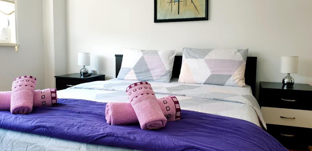 sypialnia z łóżkiem z dwoma pluszakami w obiekcie Aurelia Apartment w Ochrydzie