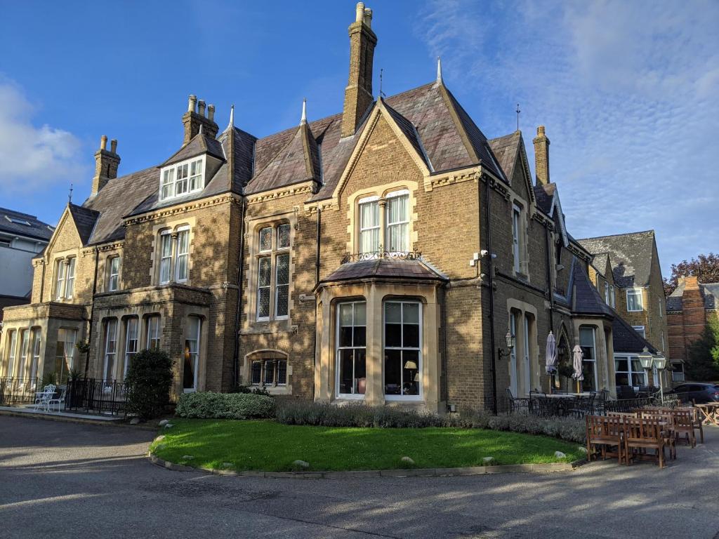 ein großes Backsteingebäude mit in der Unterkunft Cotswold Lodge Hotel in Oxford