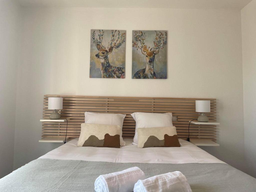 - une chambre avec un lit orné de deux peintures murales dans l'établissement Frenchyhomes☆T2 proche plage☆centre ville☆WIFI, à Lanton