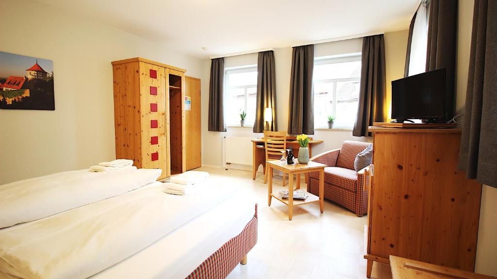 Postel nebo postele na pokoji v ubytování Aparthotel Alte Schmiede Dettelbach