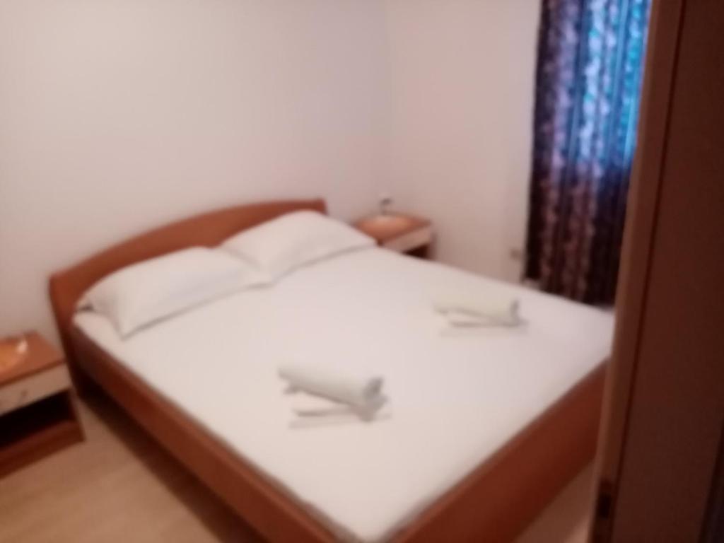 Postel nebo postele na pokoji v ubytování Apartments Mesec