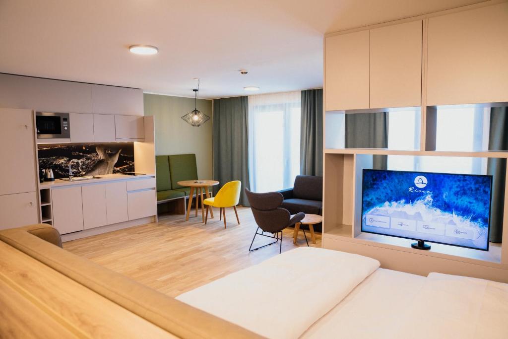 Habitación de hotel con cama y sala de estar. en Rioca Vienna Posto 1, en Viena