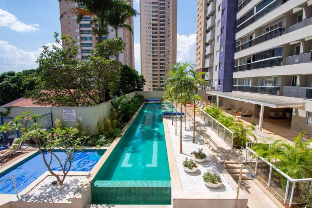een uitzicht over een zwembad in een gebouw bij Flat The Expression 1210 in Goiânia