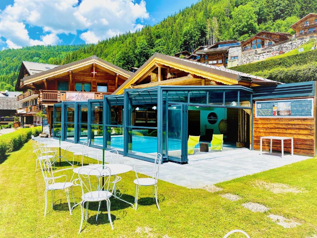 Bazén v ubytování Hotel Alpina nebo v jeho okolí