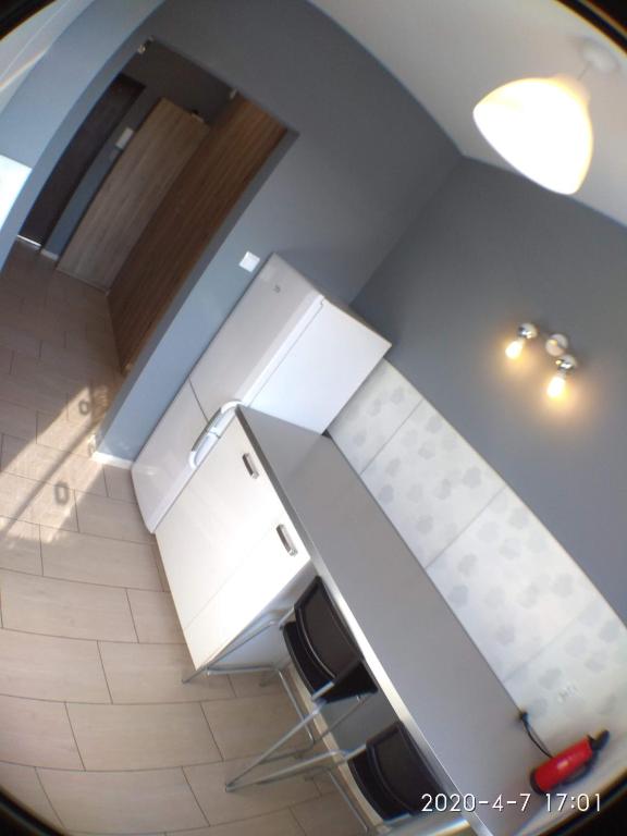 Kuchyňa alebo kuchynka v ubytovaní 1090 Śmiałego 38 - Tanie Pokoje w Apartamencie - samodzielne zameldowanie - self check in