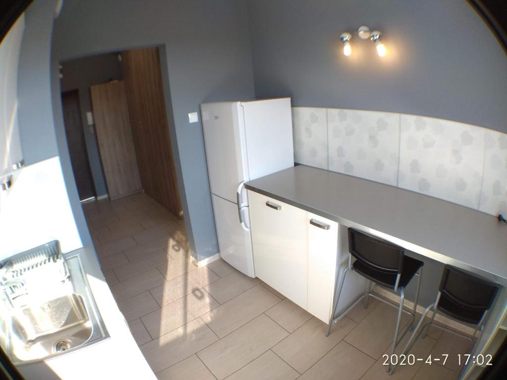 Kuchyňa alebo kuchynka v ubytovaní 1090 Śmiałego 38 - Tanie Pokoje w Apartamencie - samodzielne zameldowanie - self check in