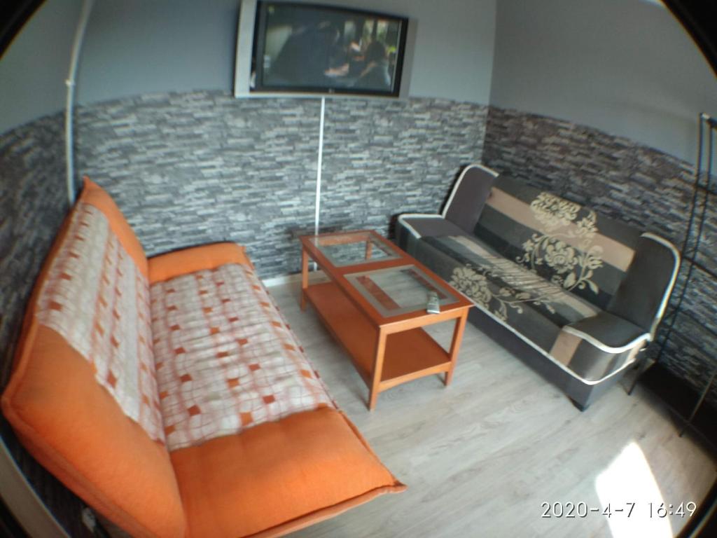 sala de estar con sofá y mesa en 1090 Śmiałego 38 - Tanie Pokoje w Apartamencie - samodzielne zameldowanie - self check in, en Poznan