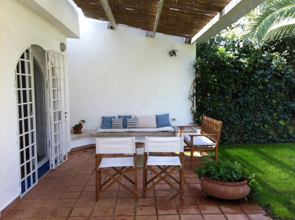 un patio con sillas y un sofá en A casa di Maurizio, en Rosa Marina