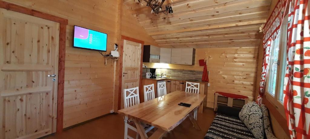 TV a/nebo společenská místnost v ubytování Järve Cottages