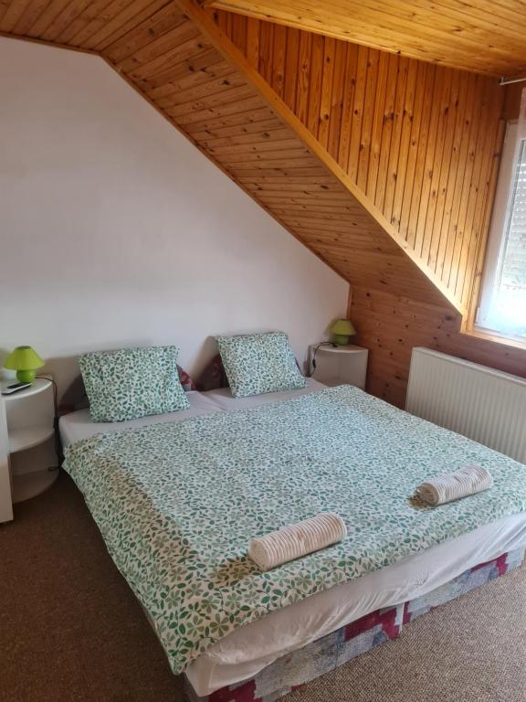 Posteľ alebo postele v izbe v ubytovaní Tavirózsa Apartman