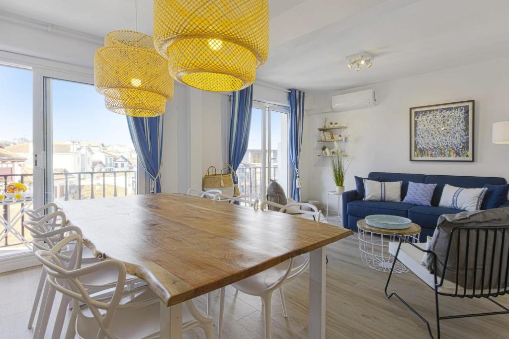comedor y sala de estar con mesa y sillas en Superb 3 stars flat w balcony - Saint-Jean-de-Luz - Welkeys, en San Juan de Luz