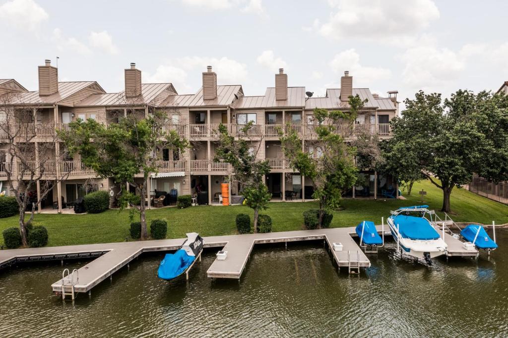 Lakeside Family Condo Near Horseshoe Bay Resort, Horseshoe Bay (updated