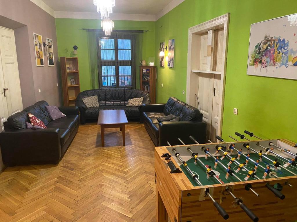 uma sala de estar com um sofá e uma bola de futebol em 50 People Apartment em Cracóvia