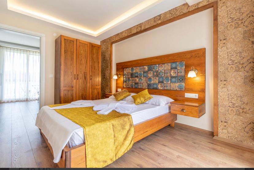 - une chambre avec un grand lit dans l'établissement Defne Residence Selimiye, à Marmaris